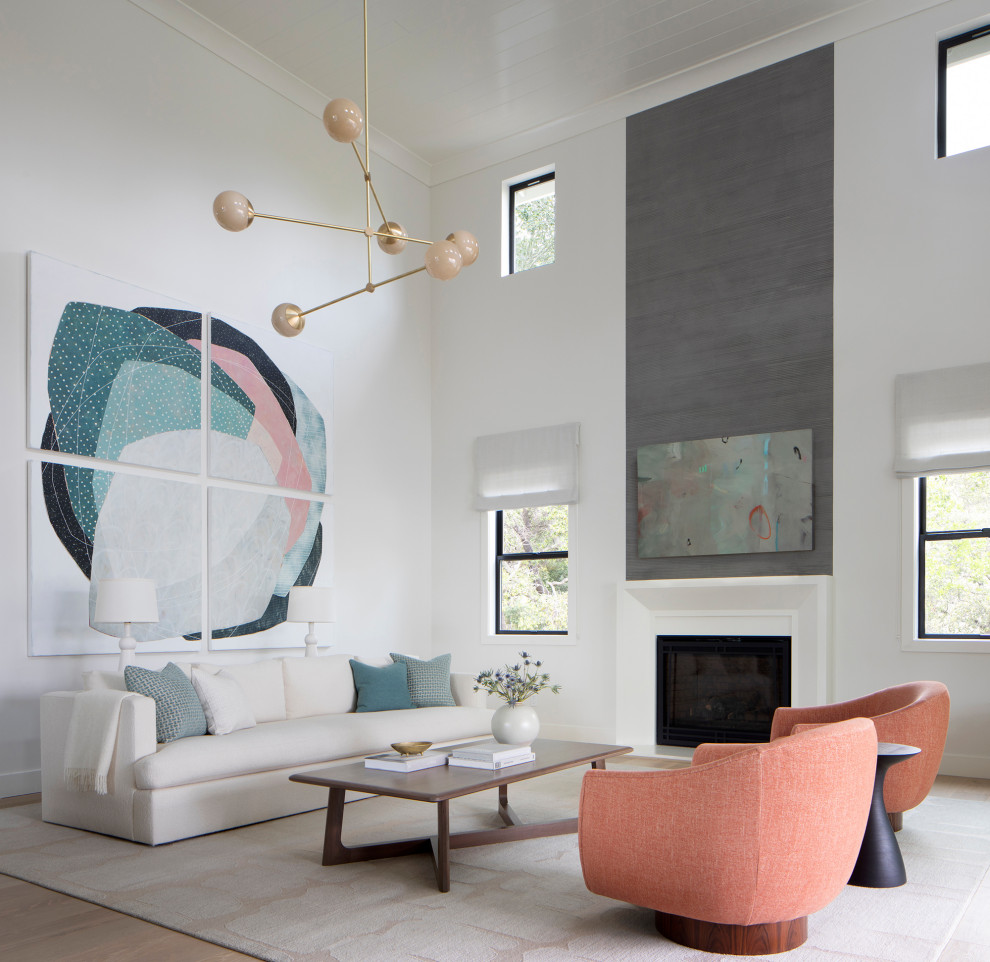 Offenes Klassisches Wohnzimmer mit weißer Wandfarbe, Kamin, verputzter Kaminumrandung, hellem Holzboden und beigem Boden in San Francisco