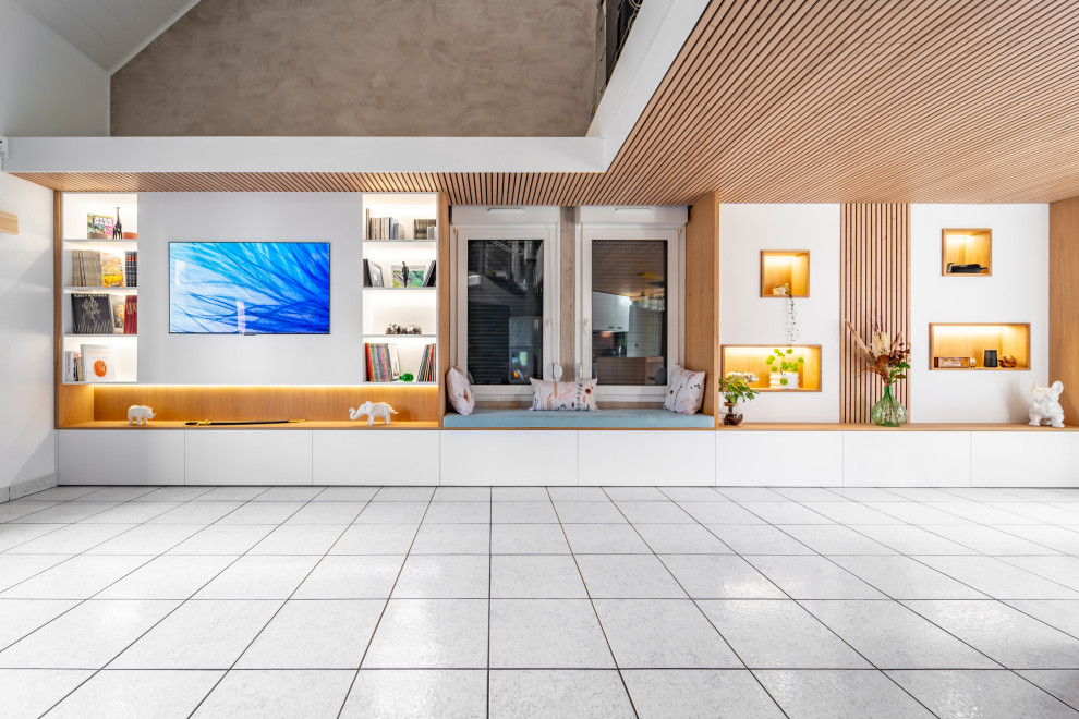 Esempio di un soggiorno contemporaneo con libreria, pavimento con piastrelle in ceramica, parete attrezzata, pavimento bianco e soffitto in perlinato