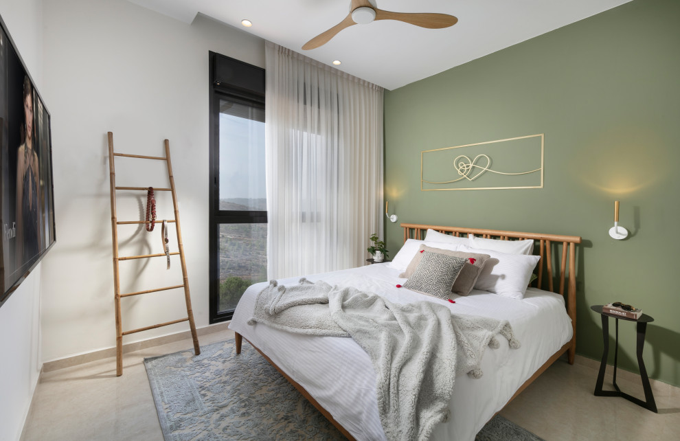 Idée de décoration pour une chambre parentale design de taille moyenne avec un mur vert, un sol en carrelage de céramique et un sol beige.