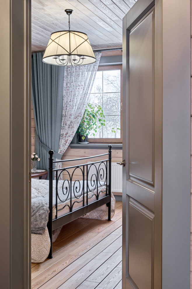 Серые двери в доме из бруса