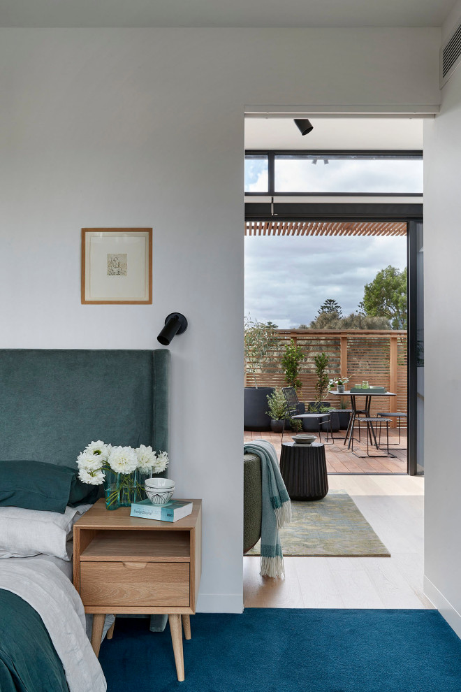 Свежая идея для дизайна: маленькая хозяйская спальня в современном стиле с белыми стенами, ковровым покрытием и зеленым полом для на участке и в саду - отличное фото интерьера