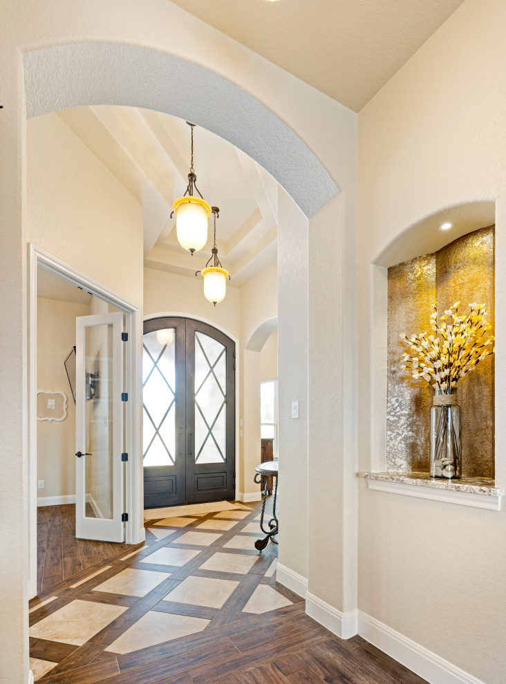 Transitional entryway photo in Austin