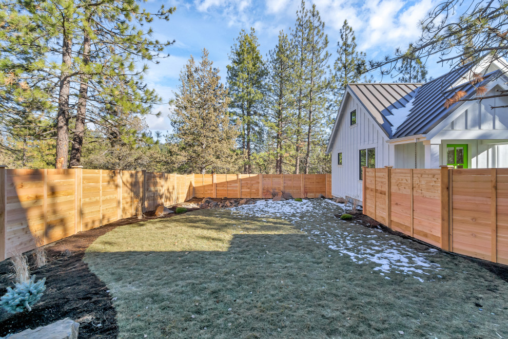Idee per un giardino country esposto a mezz'ombra di medie dimensioni e dietro casa in inverno con pavimentazioni in pietra naturale e recinzione in legno