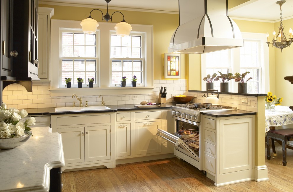 Example of a classic kitchen design in Atlanta