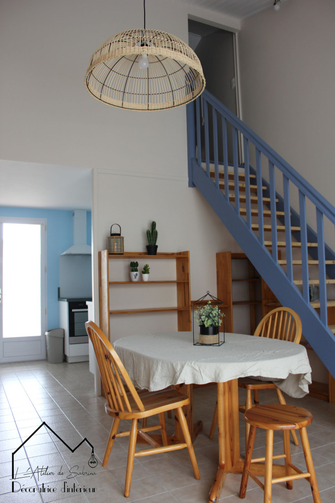 This is an example of a mid-sized beach style loft-style family room in Nantes.