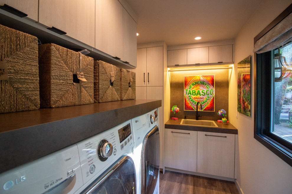Contemporary Treehouse Laundry Room