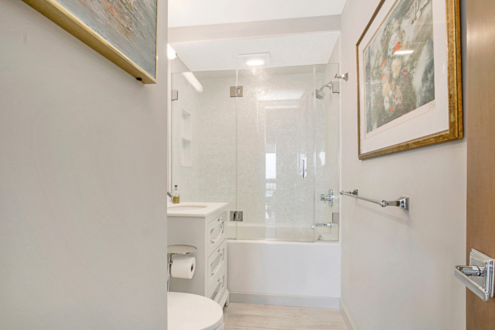 Modern inredning av ett litet vit vitt badrum för barn, med vita skåp, ett badkar i en alkov, en dusch/badkar-kombination, en toalettstol med hel cisternkåpa, vit kakel, mosaik, vita väggar, klinkergolv i porslin, ett undermonterad handfat, bänkskiva i kvarts, beiget golv och dusch med gångjärnsdörr