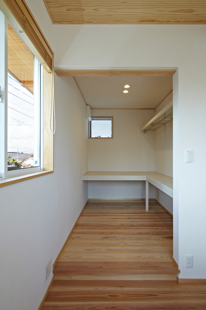 他の地域にあるコンテンポラリースタイルのおしゃれなウォークインクローゼット (無垢フローリング) の写真