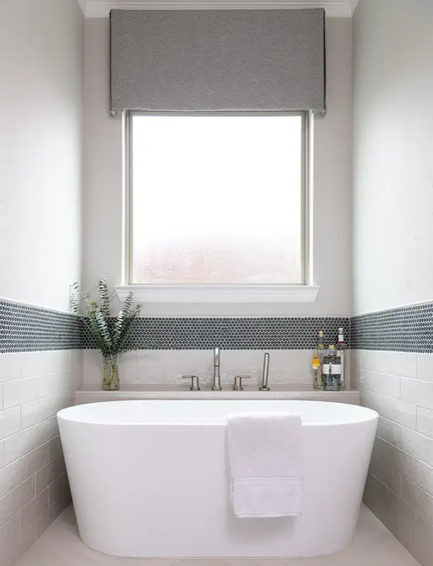 Foto på ett vintage en-suite badrum, med ett fristående badkar, flerfärgad kakel, grå väggar och vitt golv