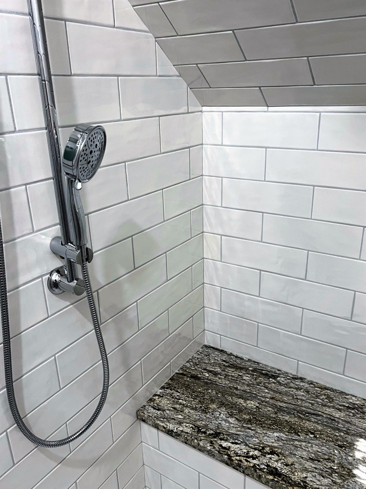 Inspiration för ett stort funkis flerfärgad flerfärgat badrum med dusch, med luckor med infälld panel, grå skåp, en dusch i en alkov, vit kakel, keramikplattor, blå väggar, ett undermonterad handfat, granitbänkskiva och dusch med gångjärnsdörr