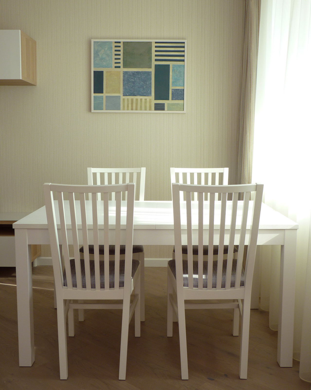 Кухня-гостиная. Стол