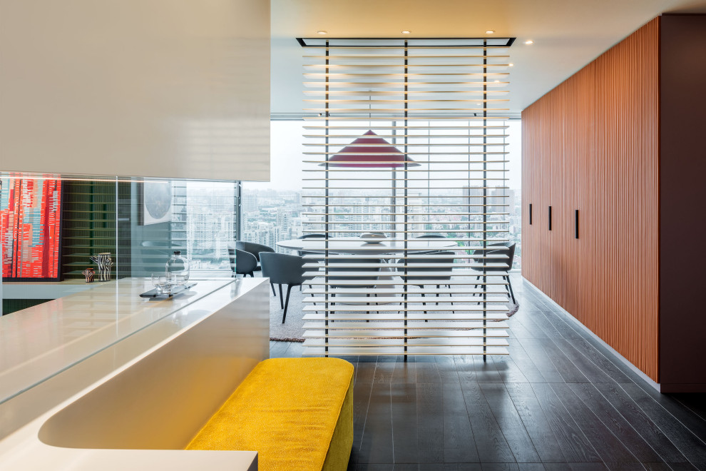 Modernes Esszimmer mit braunem Holzboden und braunem Boden in Stuttgart