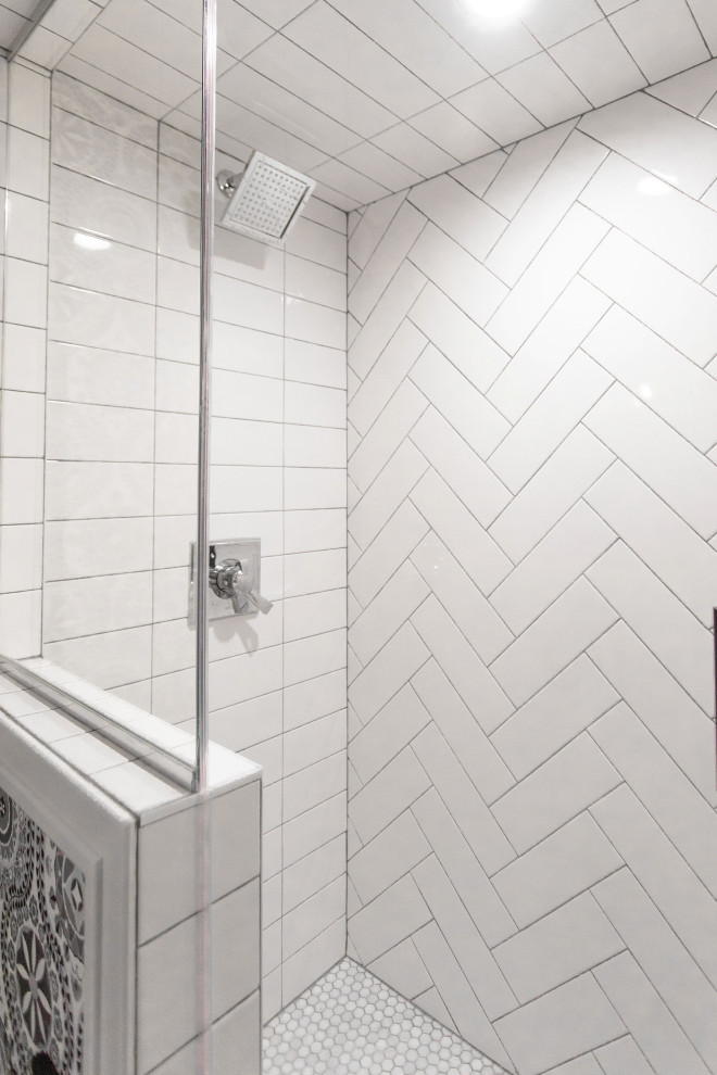 Idéer för att renovera ett litet lantligt grå grått badrum med dusch, med skåp i shakerstil, vita skåp, en toalettstol med separat cisternkåpa, vit kakel, tunnelbanekakel, blå väggar, marmorgolv, ett undermonterad handfat, marmorbänkskiva, grått golv och dusch med gångjärnsdörr