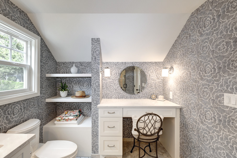 Свежая идея для дизайна: главная ванная комната в классическом стиле с фасадами в стиле шейкер, белыми фасадами, душем в нише, унитазом-моноблоком, черно-белой плиткой, серыми стенами, полом из мозаичной плитки, врезной раковиной, столешницей из искусственного кварца, серым полом, душем с распашными дверями, белой столешницей, нишей, тумбой под одну раковину, встроенной тумбой и обоями на стенах - отличное фото интерьера