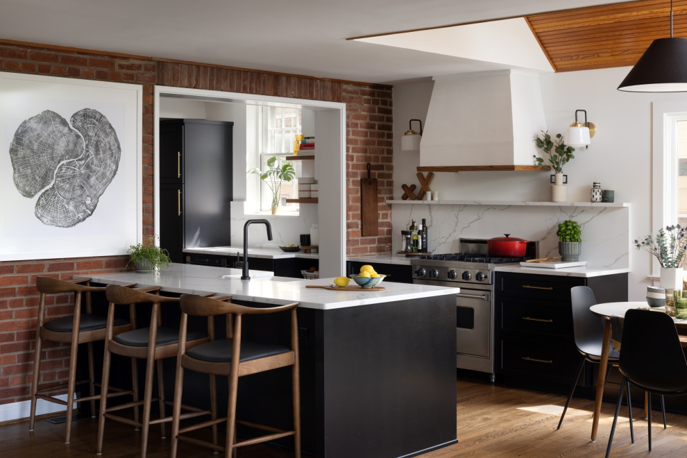 Exempel på ett stort klassiskt vit vitt kök, med en rustik diskho, skåp i shakerstil, svarta skåp, bänkskiva i kvarts, vitt stänkskydd, rostfria vitvaror, mellanmörkt trägolv, en halv köksö och brunt golv