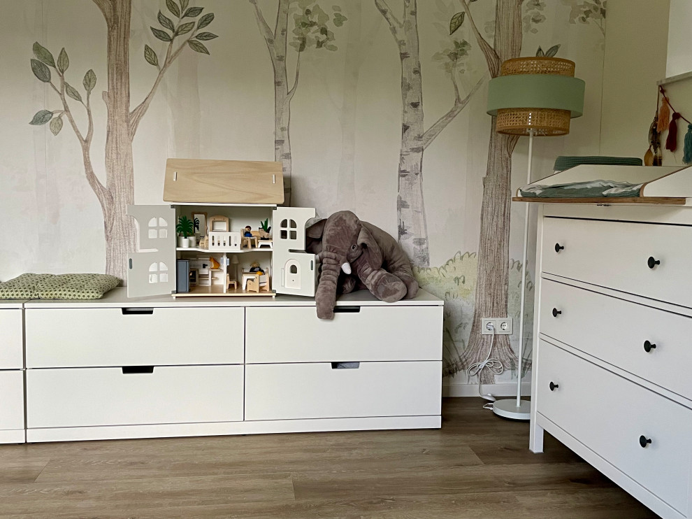 Exemple d'une grande chambre de bébé neutre nature avec un mur beige, un sol en vinyl, un sol marron, un plafond décaissé et du papier peint.