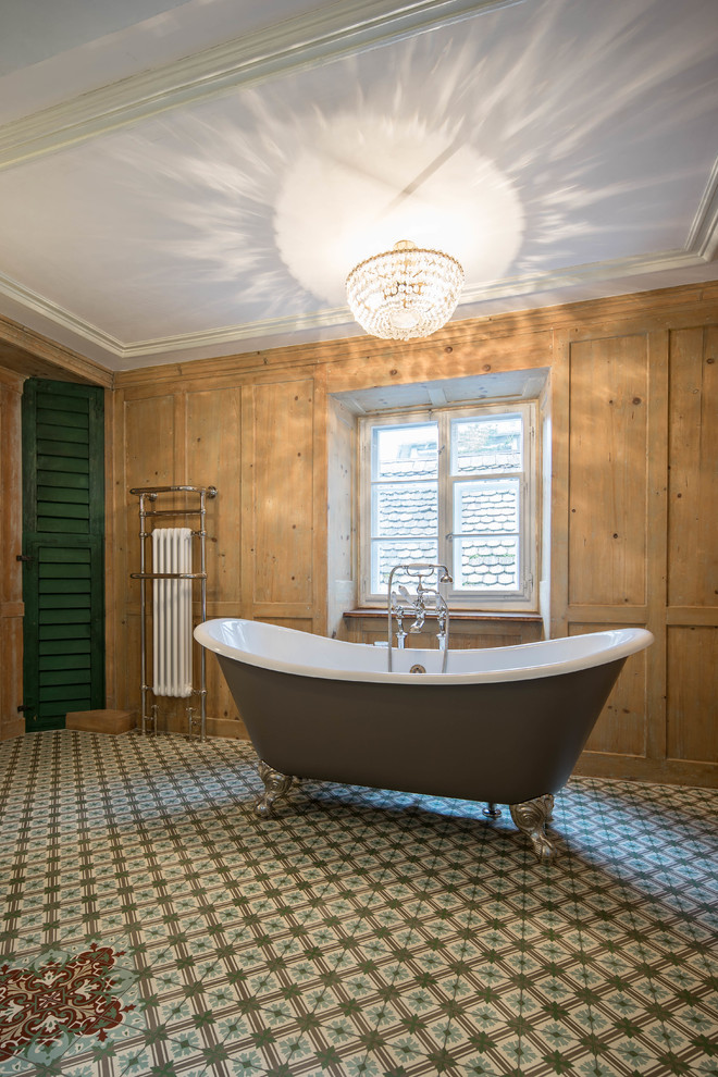 Design ideas for a mid-sized traditional master bathroom in Munich with a freestanding tub, a curbless shower, cement tiles, a console sink, green floor, an open shower and brown walls.