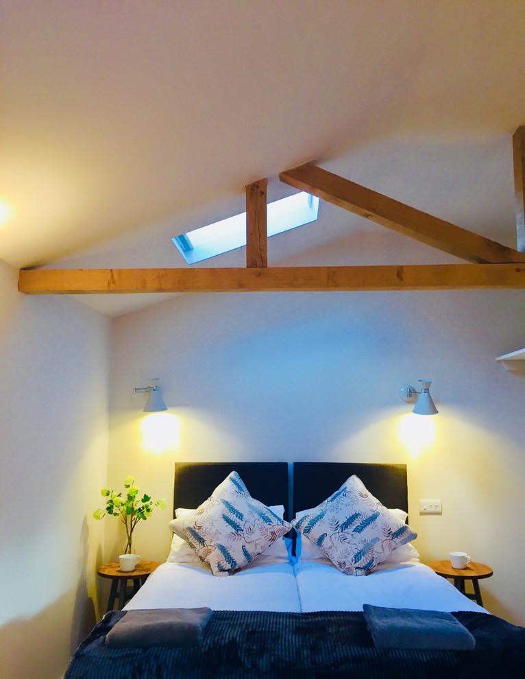 This is an example of a country bedroom in Oxfordshire.