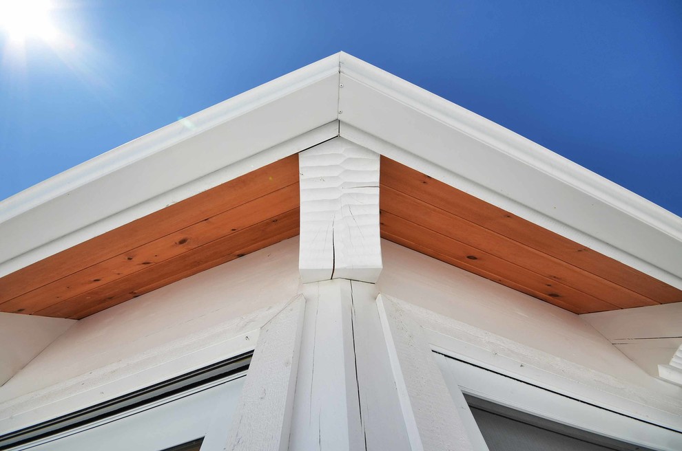 Mid-sized mountain style white one-story wood gable roof photo in Toronto