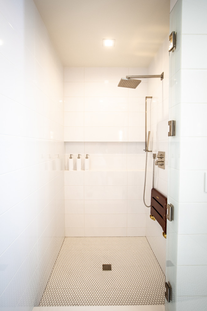 Стильный дизайн: большая детская ванная комната в стиле ретро с плоскими фасадами, светлыми деревянными фасадами, душем в нише, оранжевой плиткой, белыми стенами, полом из мозаичной плитки, столешницей из кварцита, оранжевым полом, душем с распашными дверями, белой столешницей, тумбой под одну раковину и подвесной тумбой - последний тренд