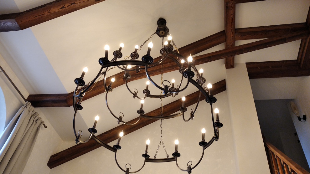 Декоративные балки из лиственницы в двухэтажной квартире в центре Москвы