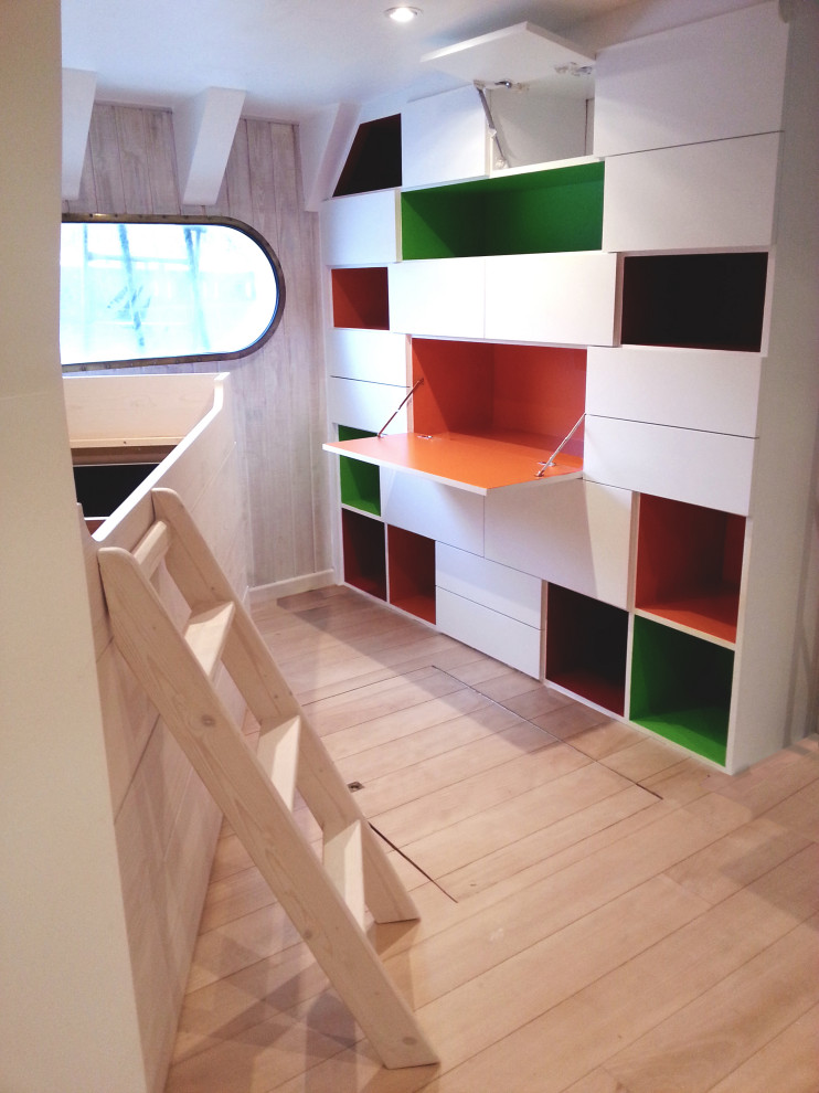 Inspiration for a small contemporary gender-neutral kids' study room for kids 4-10 years old in Paris with beige walls, light hardwood floors, beige floor and planked wall panelling.