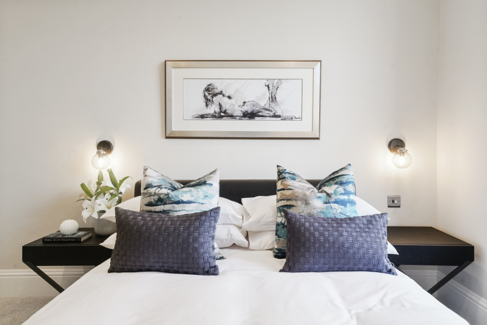 На фото: гостевая спальня среднего размера, (комната для гостей) с бежевыми стенами, ковровым покрытием, стандартным камином, фасадом камина из металла и серым полом