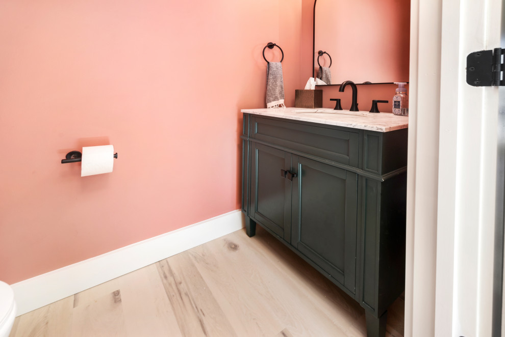 Foto di una grande stanza da bagno con doccia moderna con ante a filo, ante verdi, bidè, pareti rosa, pavimento in vinile, lavabo da incasso, top in marmo, pavimento beige, top bianco, un lavabo e mobile bagno sospeso