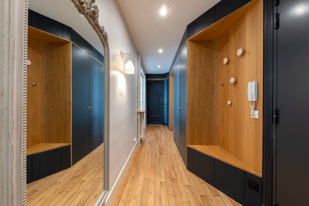 Design ideas for a large scandinavian entry hall in Paris with blue walls, light hardwood floors, a single front door, a blue front door and beige floor.