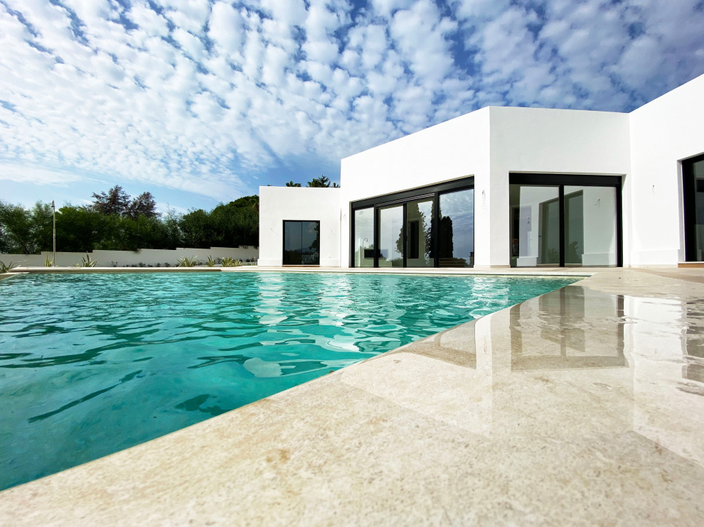Diseño de casa de la piscina y piscina infinita actual pequeña rectangular en patio delantero con suelo de baldosas