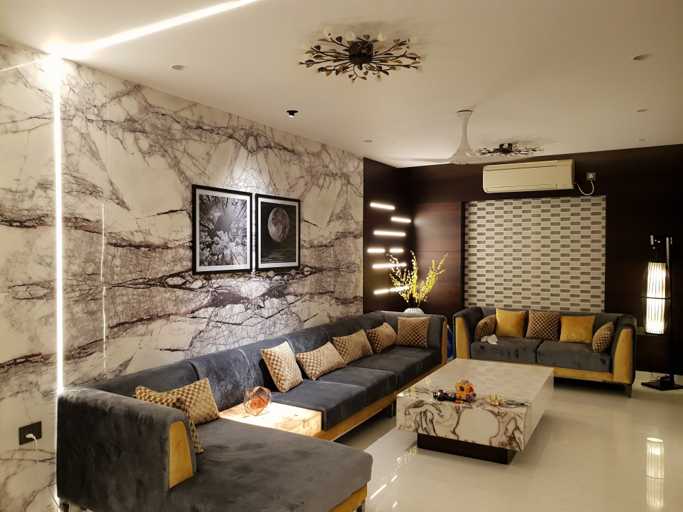 Diseño de salón actual de tamaño medio con paredes beige, suelo beige, bandeja y panelado
