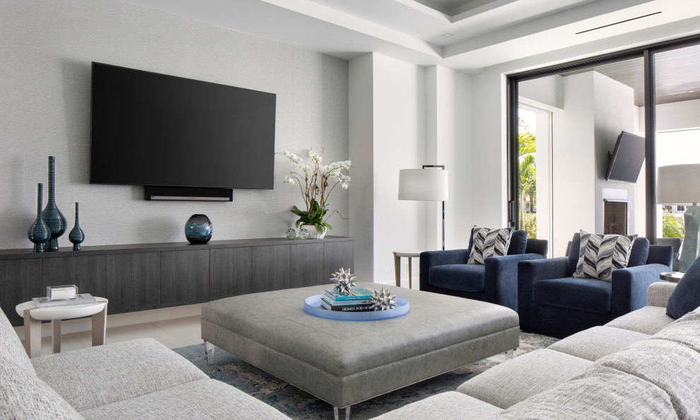 Großes, Offenes Modernes Wohnzimmer mit grauer Wandfarbe, TV-Wand, Porzellan-Bodenfliesen, weißem Boden, Kassettendecke und Tapetenwänden in Miami