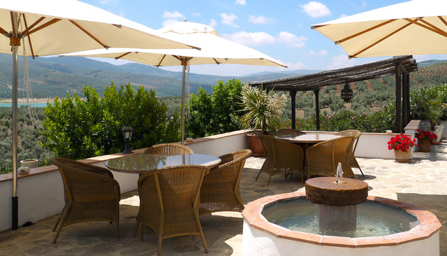 Jard&iacute;n cara casa rural rustic-deck