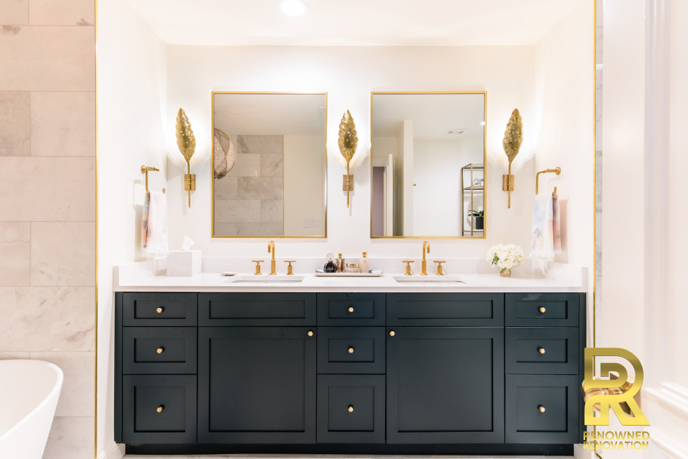 Источник вдохновения для домашнего уюта: главная ванная комната среднего размера в стиле модернизм с фасадами в стиле шейкер, черными фасадами, отдельно стоящей ванной, угловым душем, унитазом-моноблоком, белой плиткой, керамической плиткой, желтыми стенами, полом из керамической плитки, врезной раковиной, столешницей из искусственного кварца, белым полом, душем с распашными дверями, белой столешницей, тумбой под две раковины и встроенной тумбой