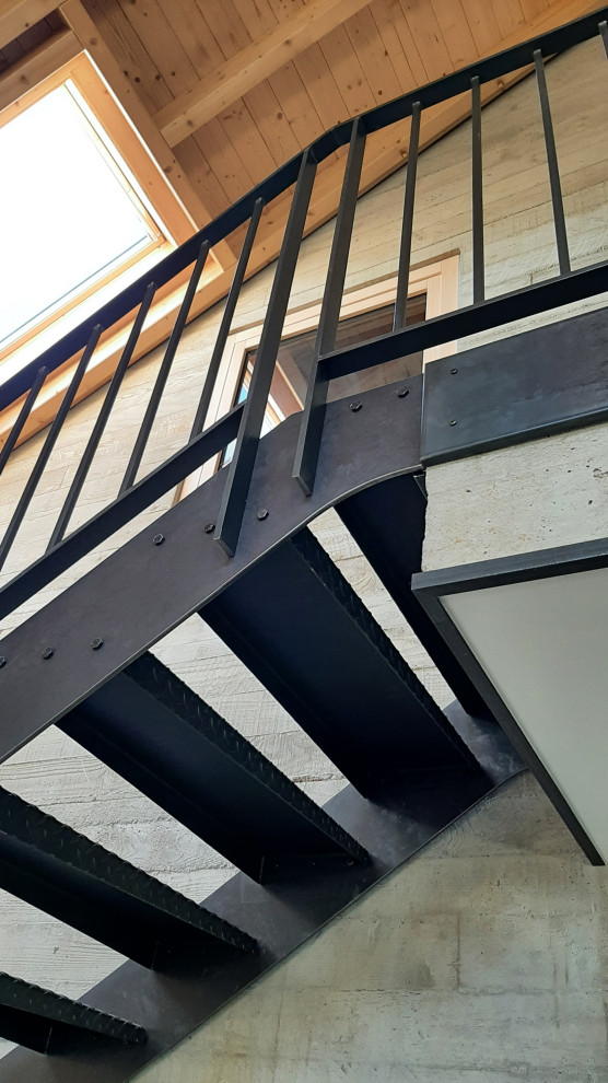 Источник вдохновения для домашнего уюта: огромная прямая лестница в стиле лофт с металлическими ступенями и металлическими перилами