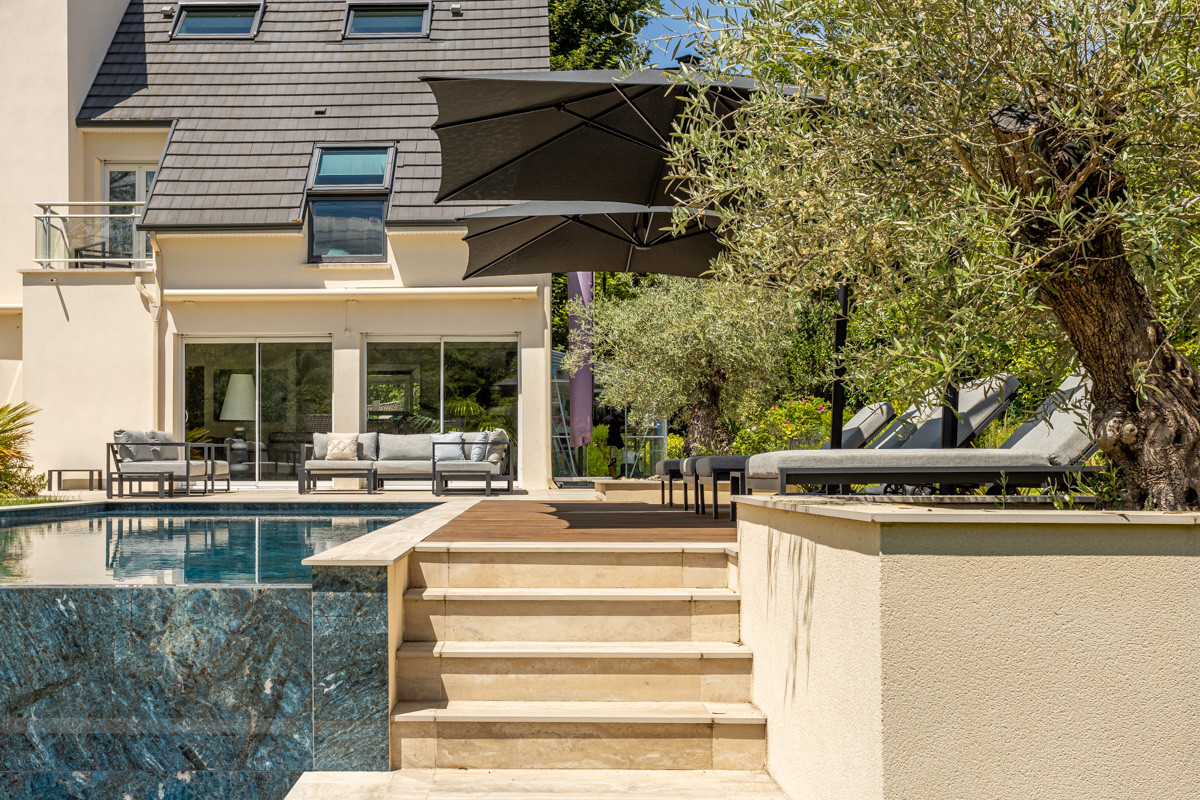 Création d'un grand jardin avec piscine