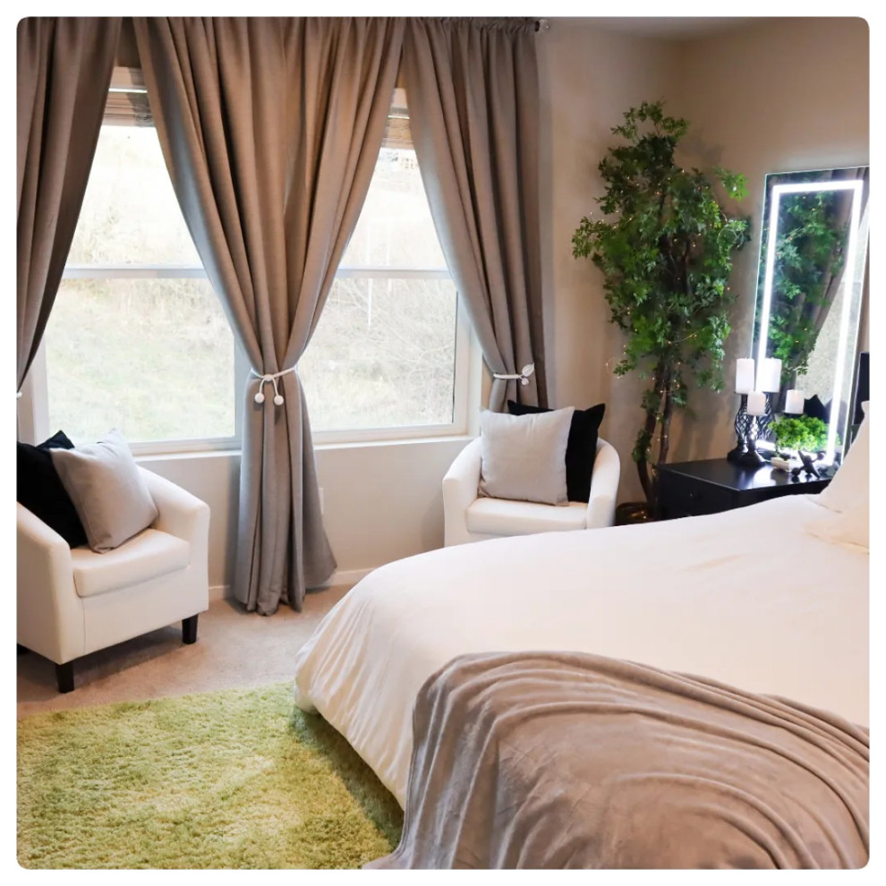 ポートランドにある中くらいなコンテンポラリースタイルのおしゃれな寝室のレイアウト