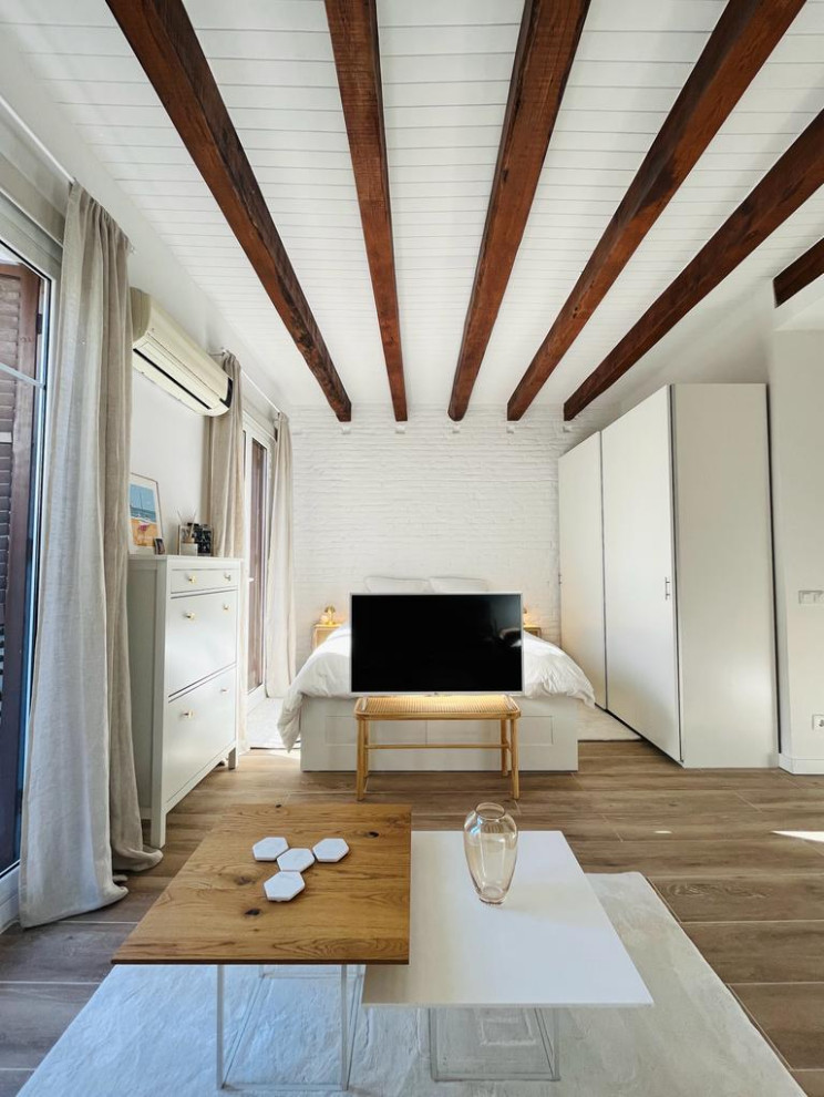 Immagine di un piccolo soggiorno scandinavo stile loft con pareti bianche, pavimento con piastrelle in ceramica, TV autoportante, pavimento marrone, soffitto in legno, pareti in mattoni e tappeto