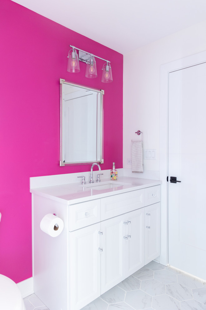 На фото: детская ванная комната среднего размера в современном стиле с фасадами с утопленной филенкой, белыми фасадами, ванной в нише, душем в нише, раздельным унитазом, розовой плиткой, керамической плиткой, розовыми стенами, полом из керамической плитки, врезной раковиной, столешницей из искусственного кварца, белым полом, шторкой для ванной, белой столешницей, нишей, тумбой под одну раковину и встроенной тумбой с