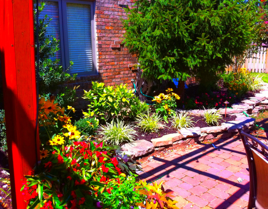 Design ideas for a mid-sized transitional full sun backyard landscaping for spring.