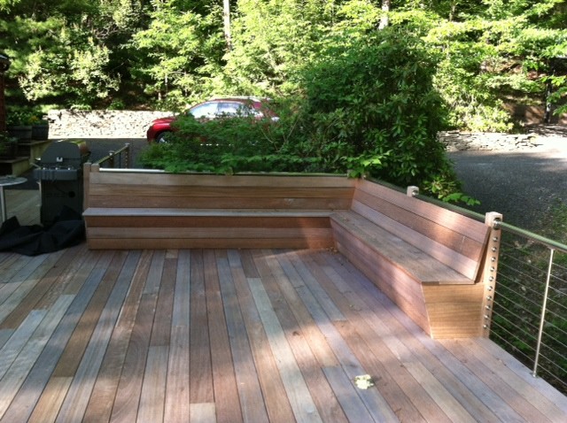 Design ideas for a mid-sized arts and crafts side yard patio in New York with decking and no cover.