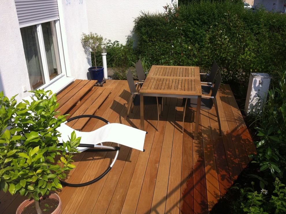 This is an example of a contemporary deck in Stuttgart.