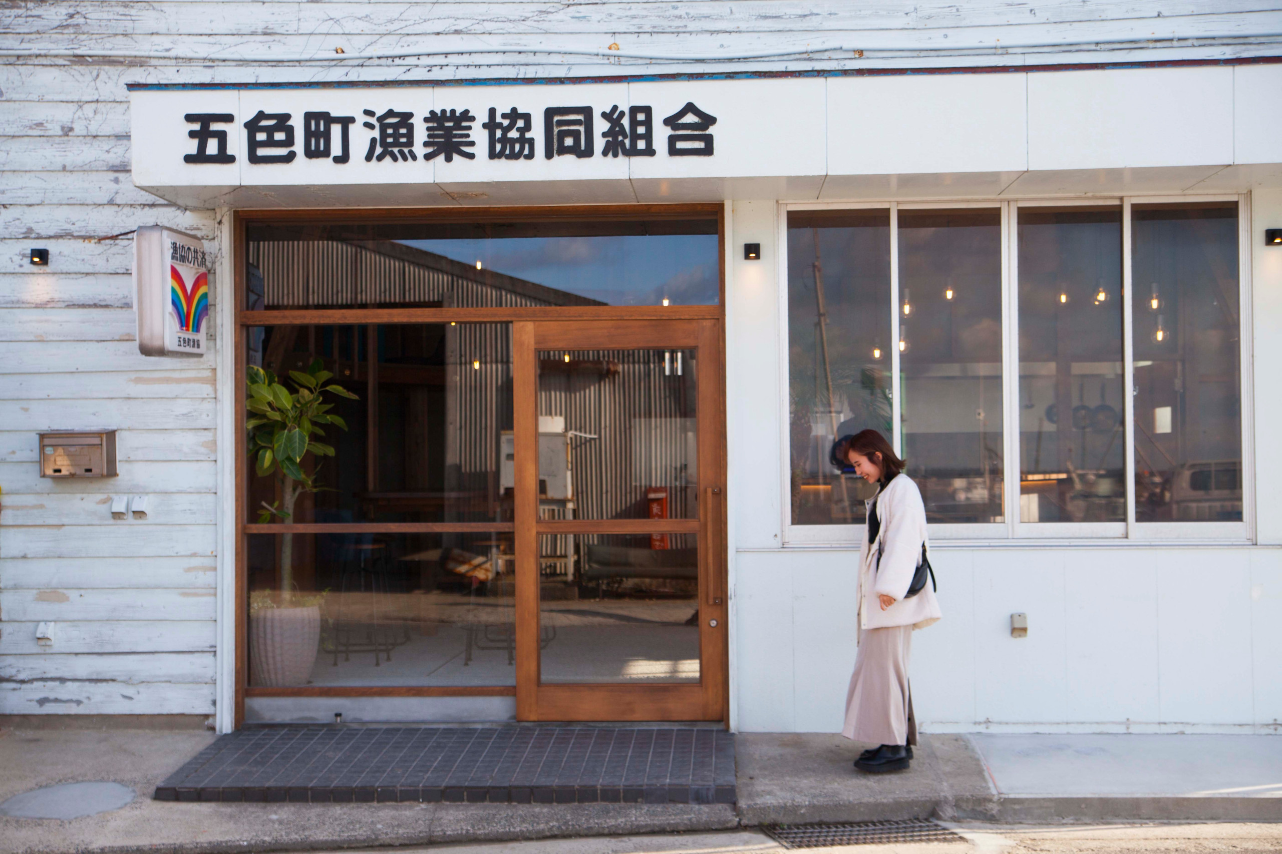 カフェの入口（内部の雰囲気が観える）