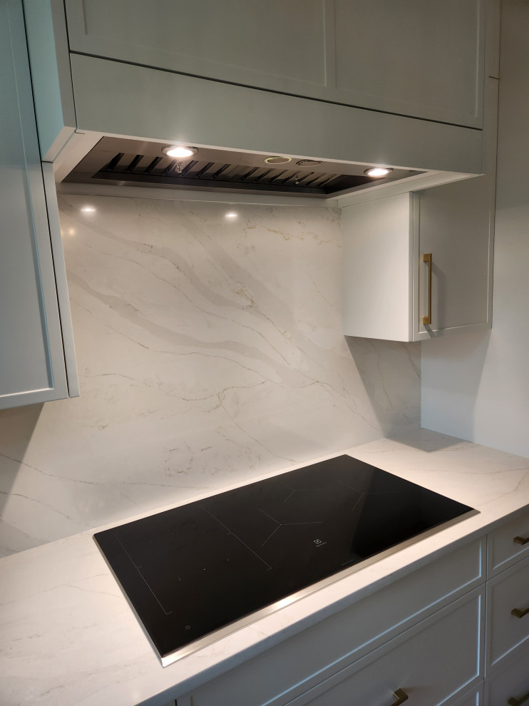 Transitional kitchen photo in Vancouver