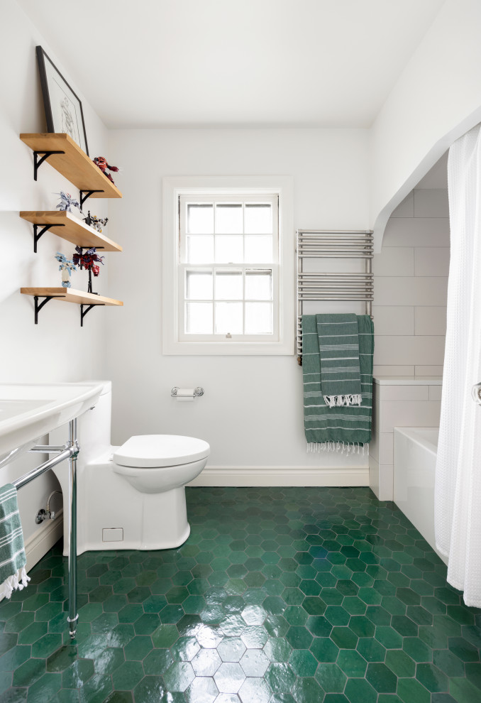 Пример оригинального дизайна: главная ванная комната среднего размера в стиле неоклассика (современная классика) с открытыми фасадами, ванной в нише, душем над ванной, унитазом-моноблоком, белой плиткой, керамической плиткой, белыми стенами, полом из керамической плитки, подвесной раковиной, зеленым полом, шторкой для ванной, белой столешницей, нишей, тумбой под одну раковину и встроенной тумбой