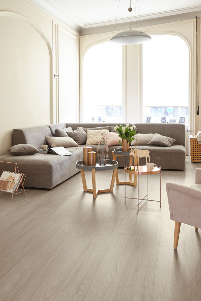 Mid-sized scandinavian living room in Dresden with beige walls and light hardwood floors.