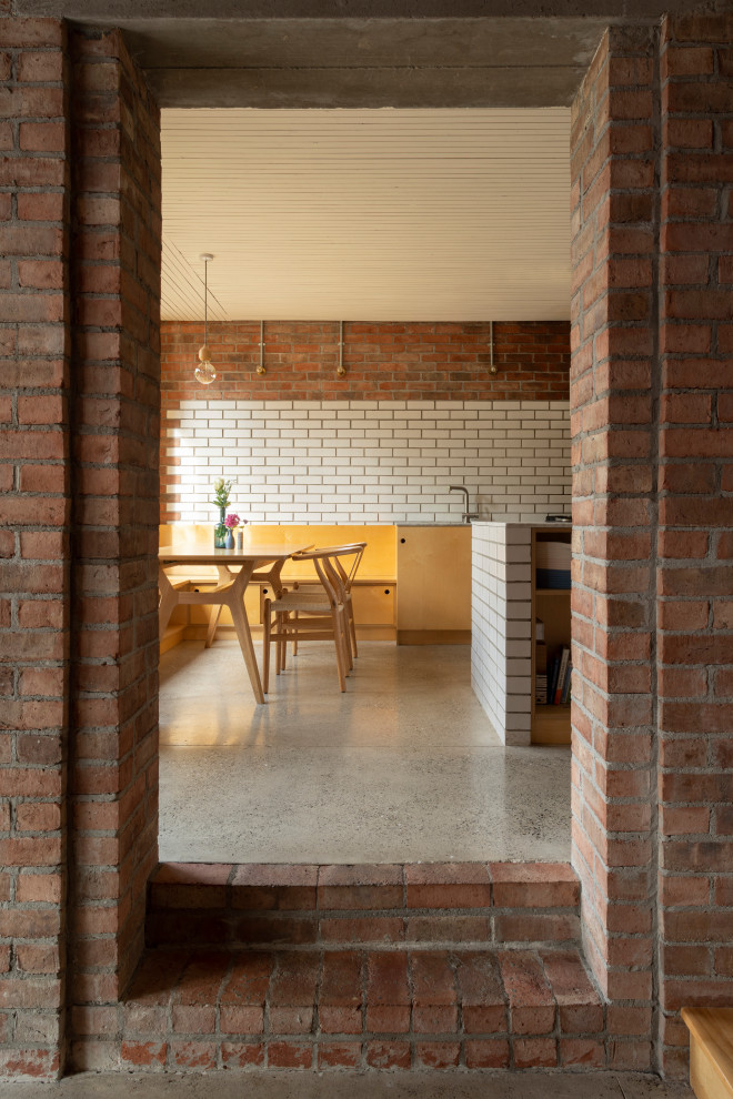 Diseño de salón para visitas abierto contemporáneo grande con suelo de cemento, estufa de leña, marco de chimenea de ladrillo, pared multimedia, suelo gris, casetón y ladrillo