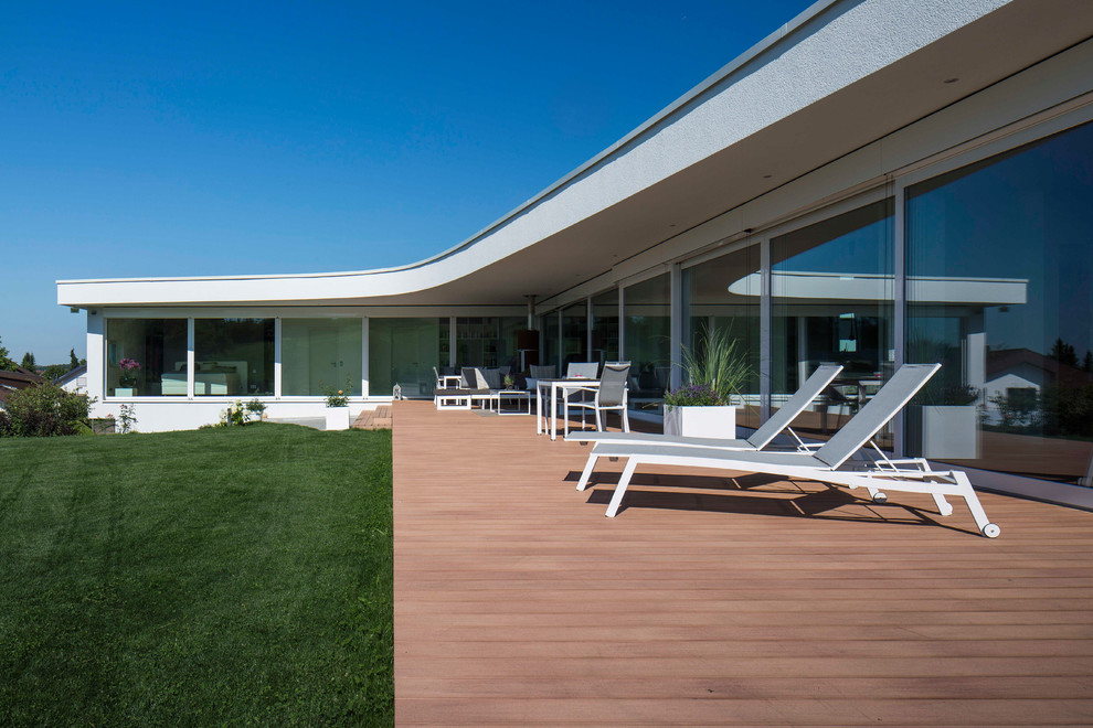 Großes, Überdachtes Modernes Veranda im Vorgarten mit Kübelpflanzen und Dielen in Stuttgart