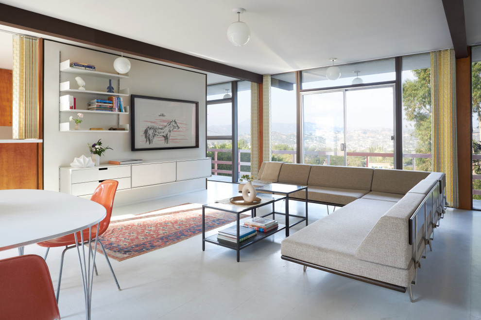 Foto di un soggiorno minimalista aperto con pareti bianche, pavimento bianco e travi a vista