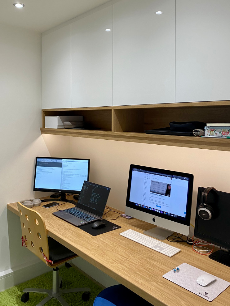 Kleines Modernes Arbeitszimmer mit Arbeitsplatz, Teppichboden und Einbau-Schreibtisch in Sonstige